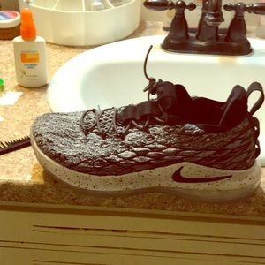 Selling some Labron 13 good condition